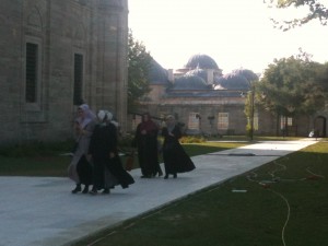 Donne musulmane si recano alla moschea di Solimano, a Istanbul