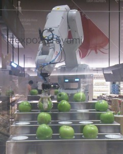 The automated supermarket: A robot assorting and packing apples.