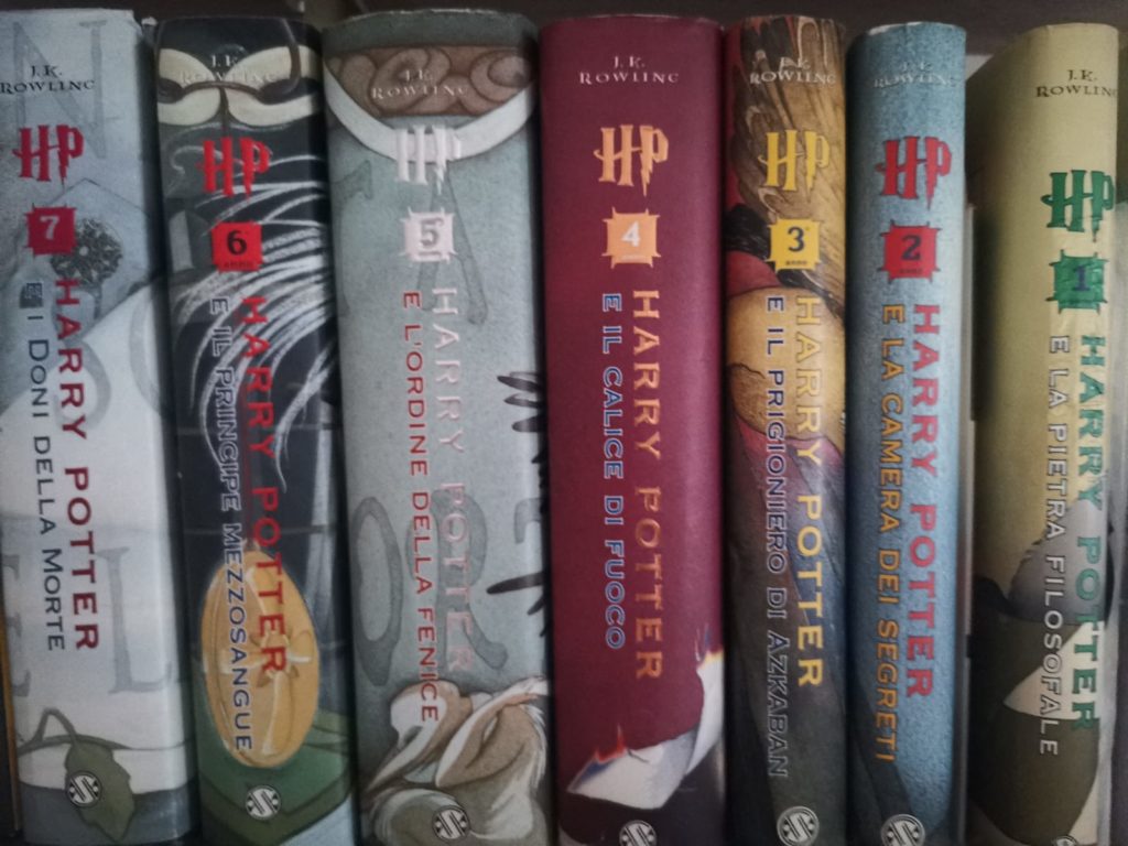 Mia sorella colleziona tutti i libri a tema Harry Potter: le ho chiesto di fotografare tutta la saga (però Harry Potter non mi piace!)