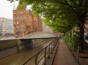 Uno dei ponti di Amburgo. Infatti è la città con più ponti in Europa: sono 2479