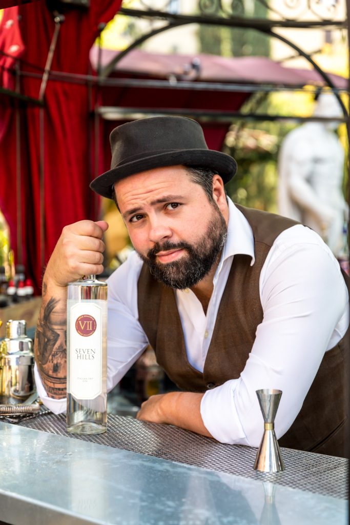 Foto di Federico Leone barman romano e global brand ambassador del VII Hills Italian Dry Gin che ha creato un cocktail a tema cinema ispirato a C'era una volta in America
