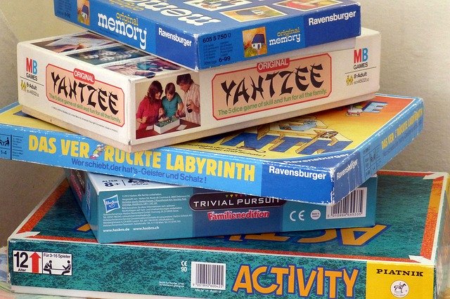 scatole giochi di società per spiegare perché i bambini dovrebbero giocare ai giochi di società