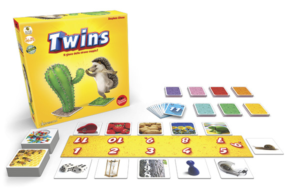 Foto del tabellone di gioco di Twins che si compone di un tabellone con 11 numeri e un mazzo di carte con dei disegni