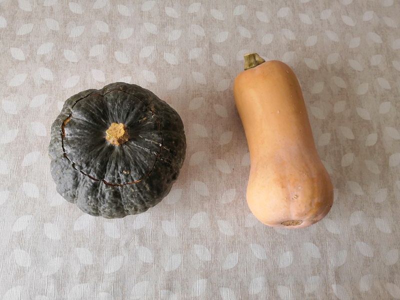 nell'immagine troviamo due zucche: la zucca butternut e la zucca delica che cucineremo per la cena di Halloween
