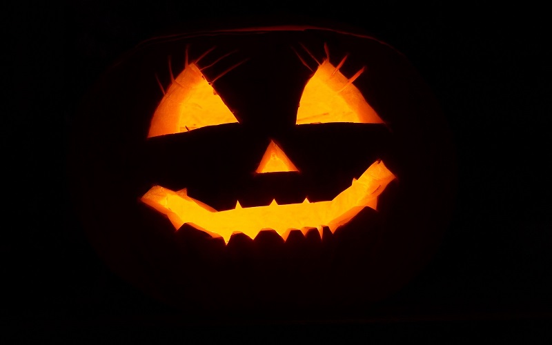 In questa foto è rappresentata una zucca intagliata per decorare l'aperitivo di Halloween