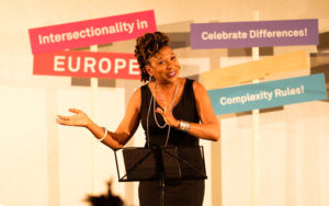 Kimberlé Crenshaw, la prima a parlare di femminismo intersezionale, in uno scatto del 2018