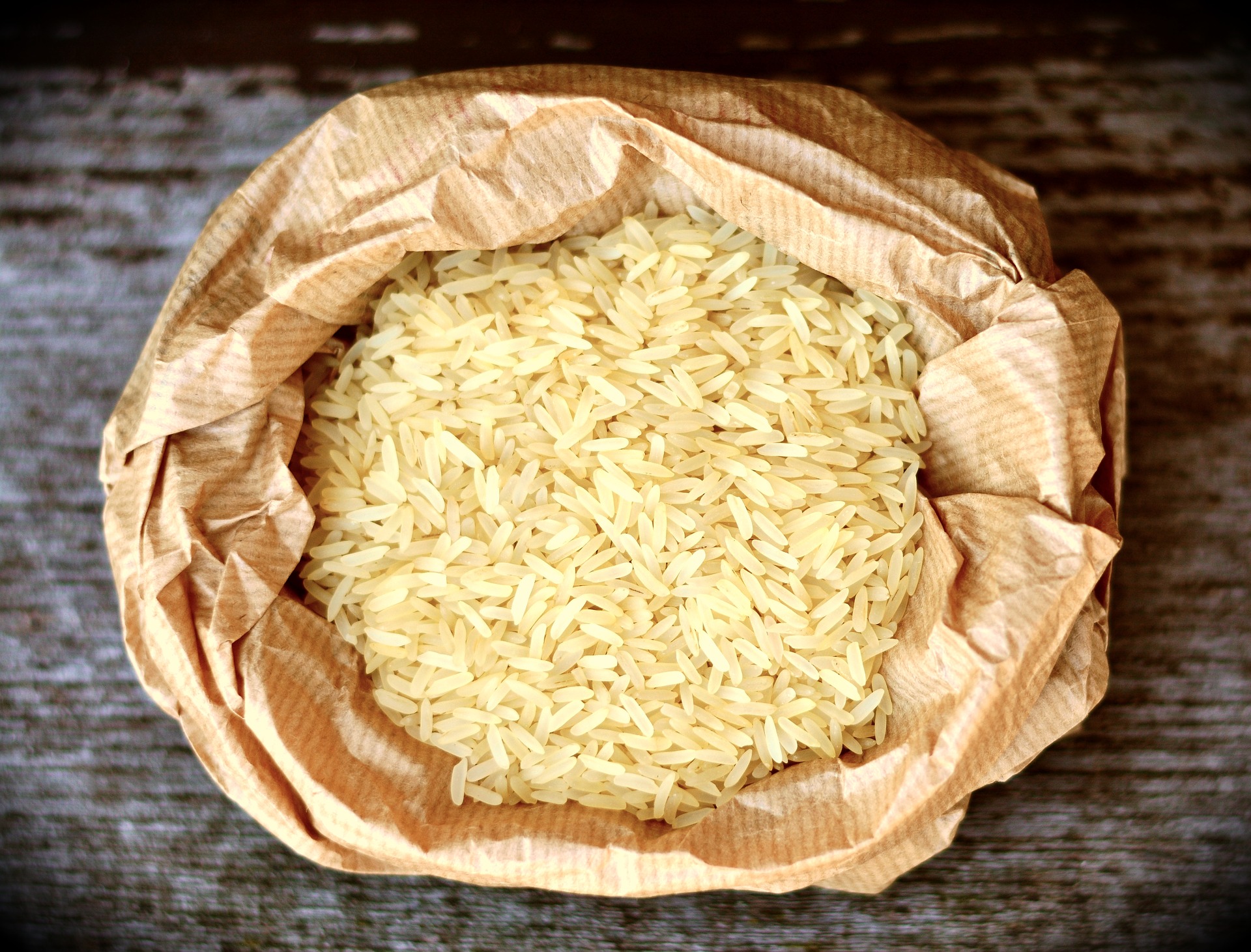 in questa foto si vede un sacchetto contente del riso