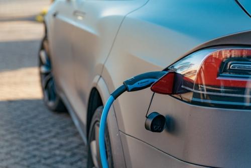 Come scegliere auto meno inquinanti - Auto elettrica in ricarica