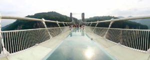 passerelle di vetro - il ponte di vetro a Zhangjiajie in Cina 
